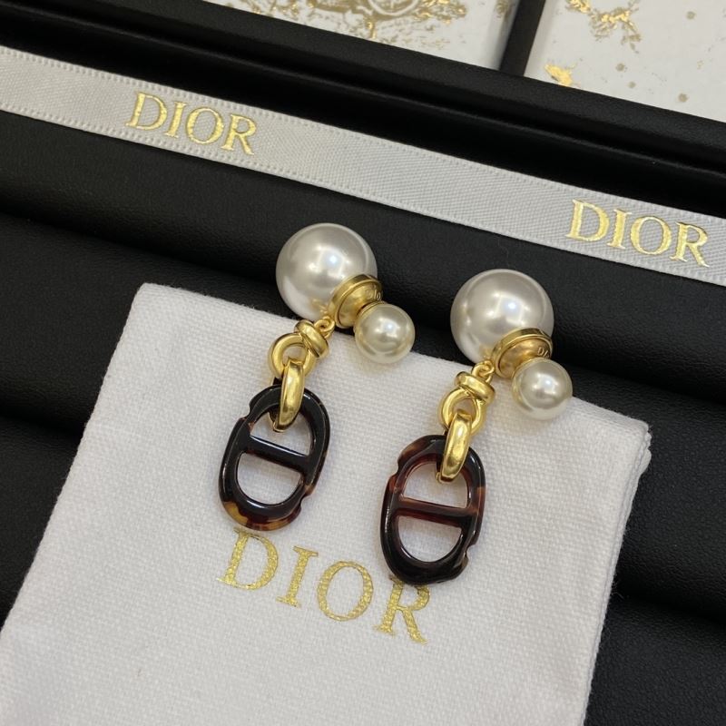 CHRISTIAN DIOR